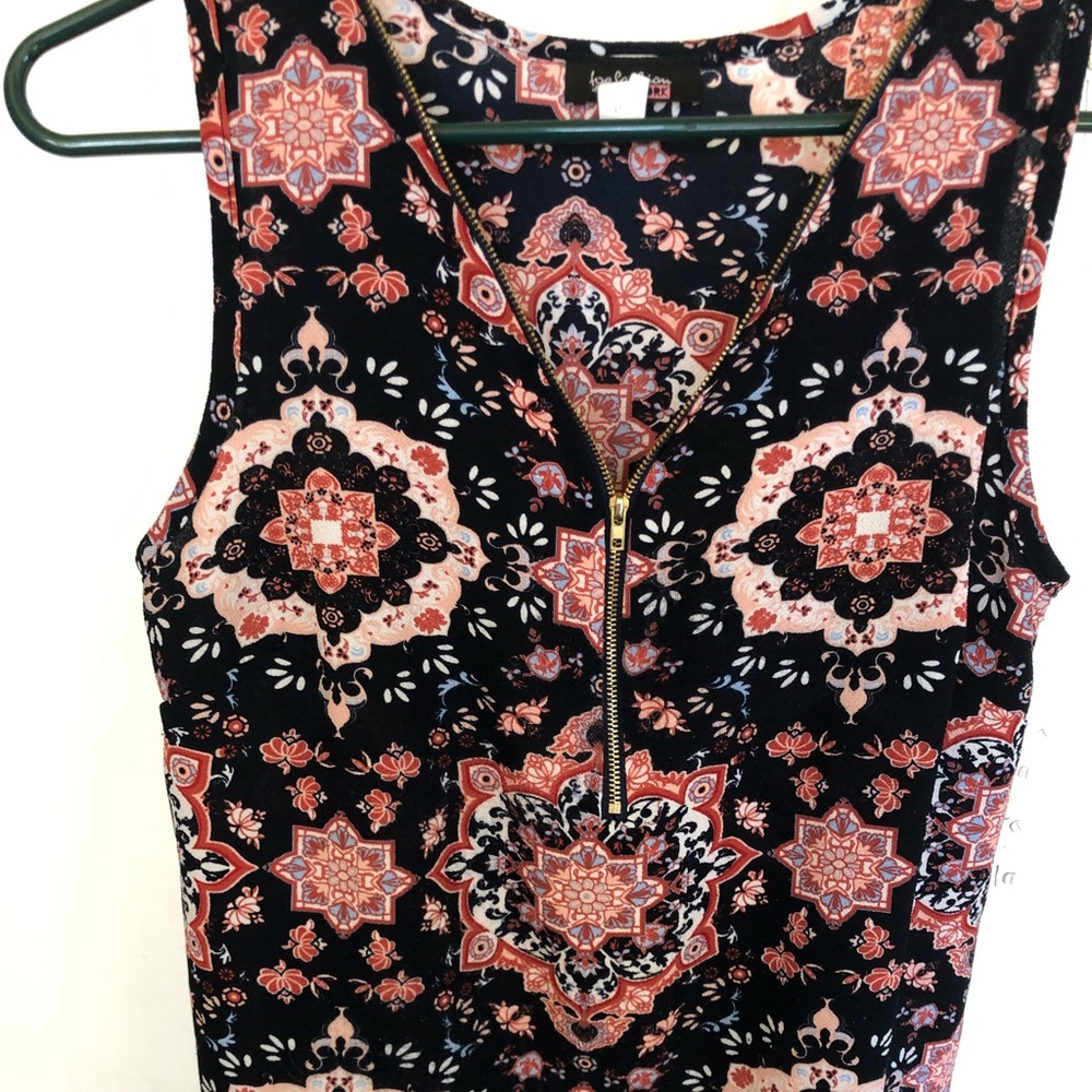 Top Fashion:Black pattern blousew/zipper in center